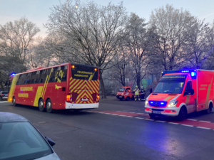 Die geretteten Personen und Tiere betreuten die Retter in einem bereitgestellten Feuerwehrbus.